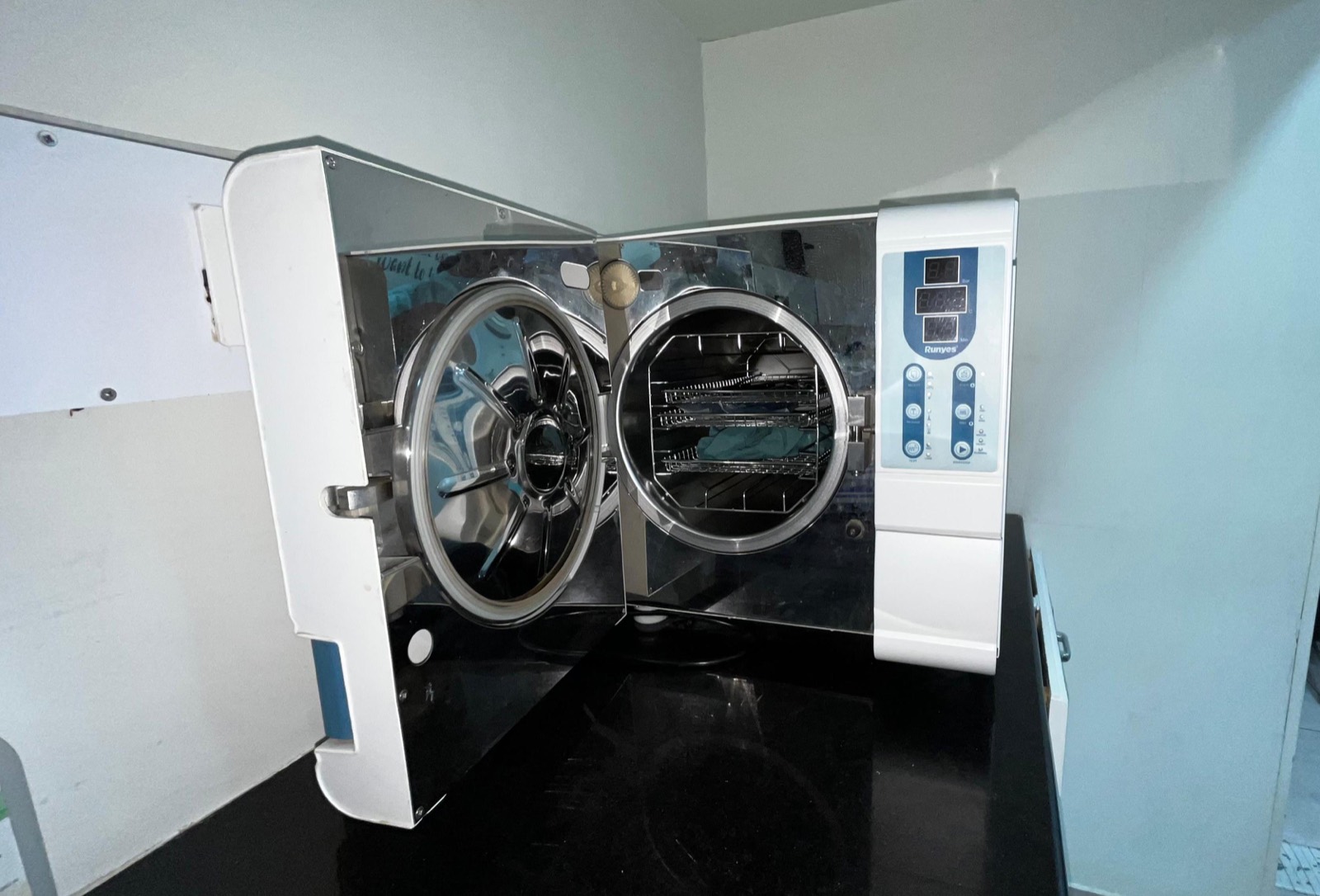 Class B autoclave used for instrument sterilisation