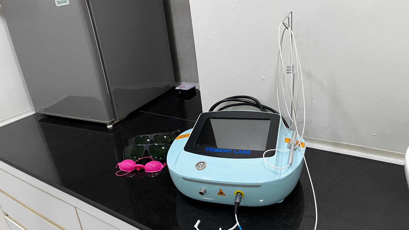 Dental soft-tissue laser unit with protective eyewear
